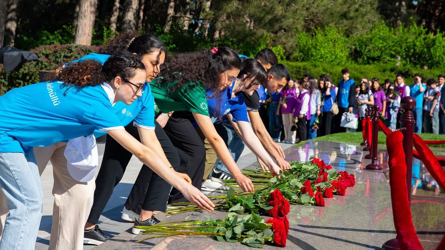 Azərbaycan Könüllüləri Ulu Öndər Heydər Əliyevin əziz xatirəsini yad ediblər (FOTO)
