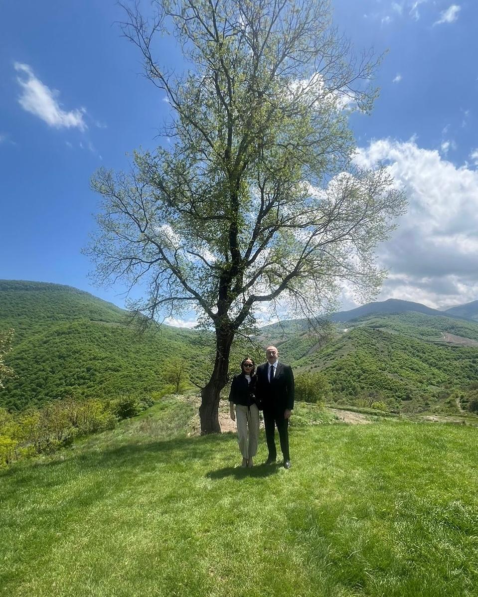 Birinci vitse-prezident Mehriban Əliyeva Prezident İlham Əliyevlə Şuşanın Daşaltı kəndinə səfərdən görüntülər paylaşıb (FOTO)