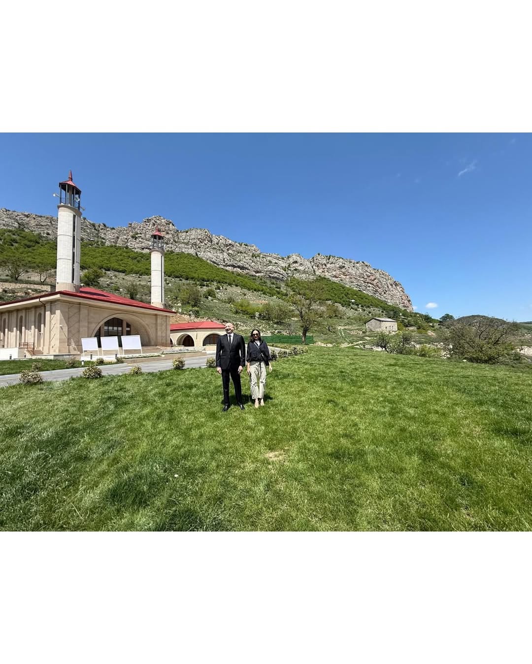 Birinci vitse-prezident Mehriban Əliyeva Prezident İlham Əliyevlə Şuşanın Daşaltı kəndinə səfərdən görüntülər paylaşıb (FOTO)