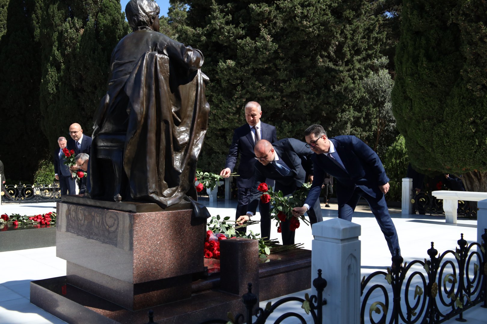 Səhiyyə Nazirliyinin rəhbərliyi və kollektivi Ulu Öndər Heydər Əliyevin əziz xatirəsini yad edib (FOTO)