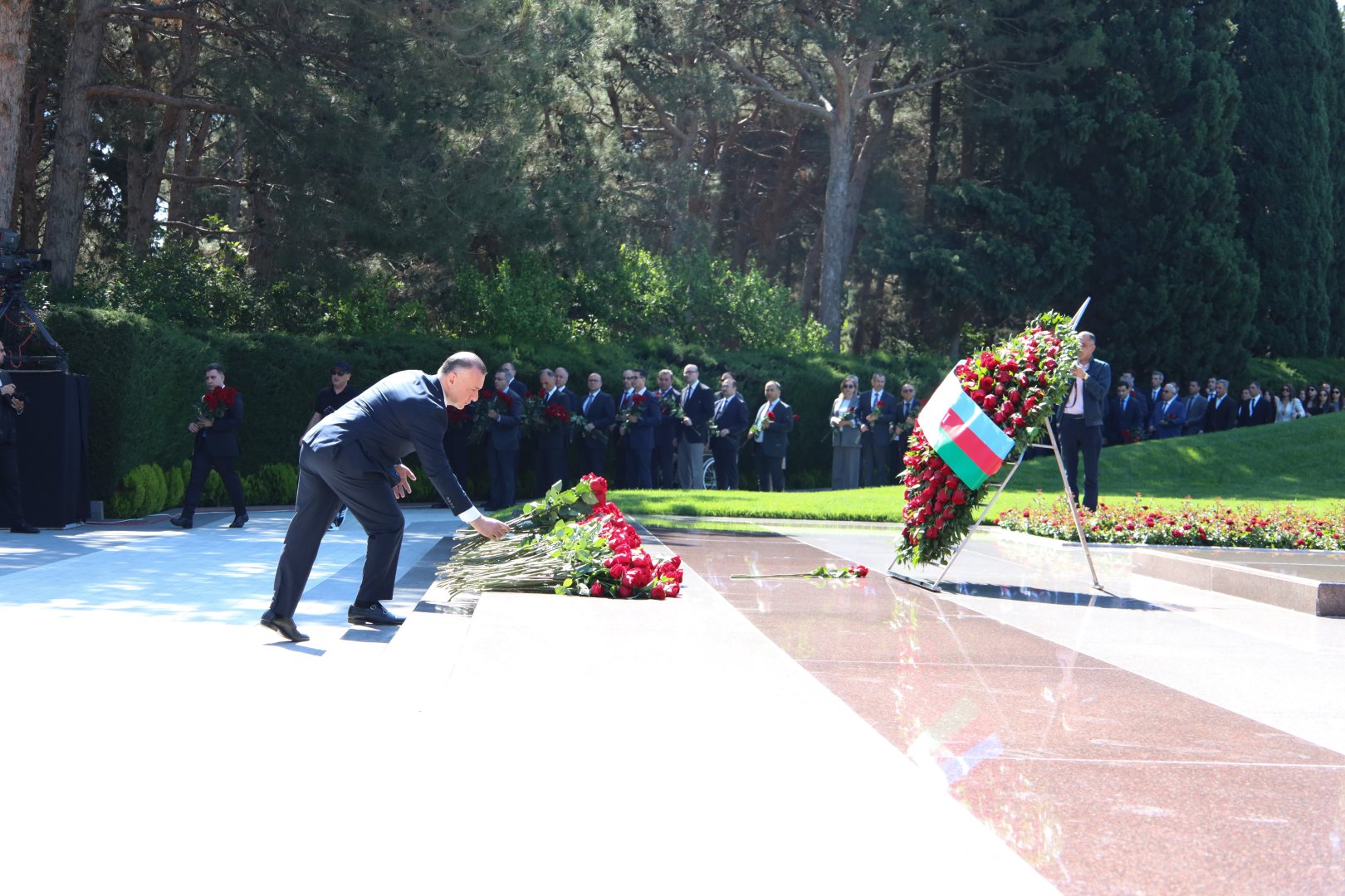 Səhiyyə Nazirliyinin rəhbərliyi və kollektivi Ulu Öndər Heydər Əliyevin əziz xatirəsini yad edib (FOTO)