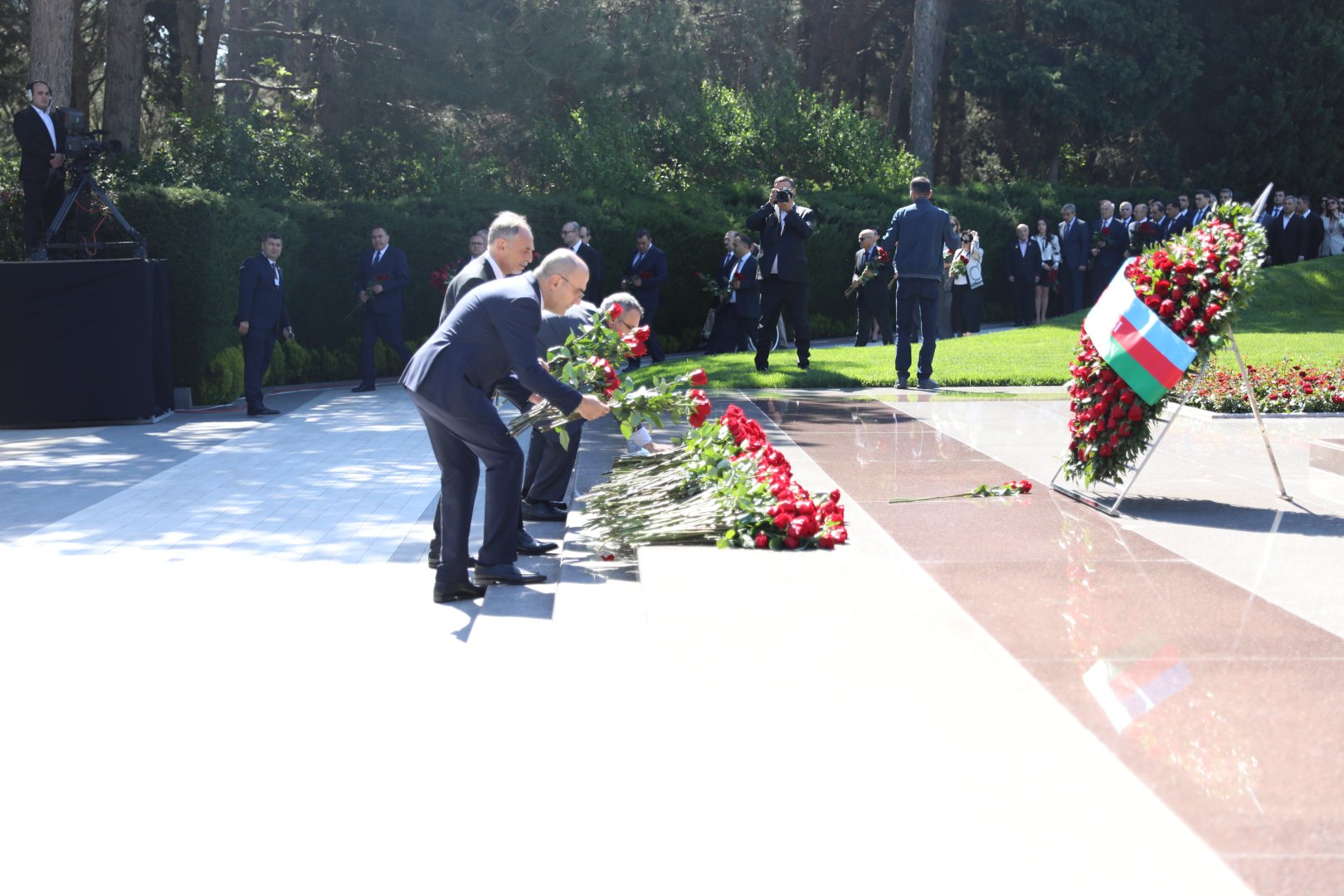 Səhiyyə Nazirliyinin rəhbərliyi və kollektivi Ulu Öndər Heydər Əliyevin əziz xatirəsini yad edib (FOTO)