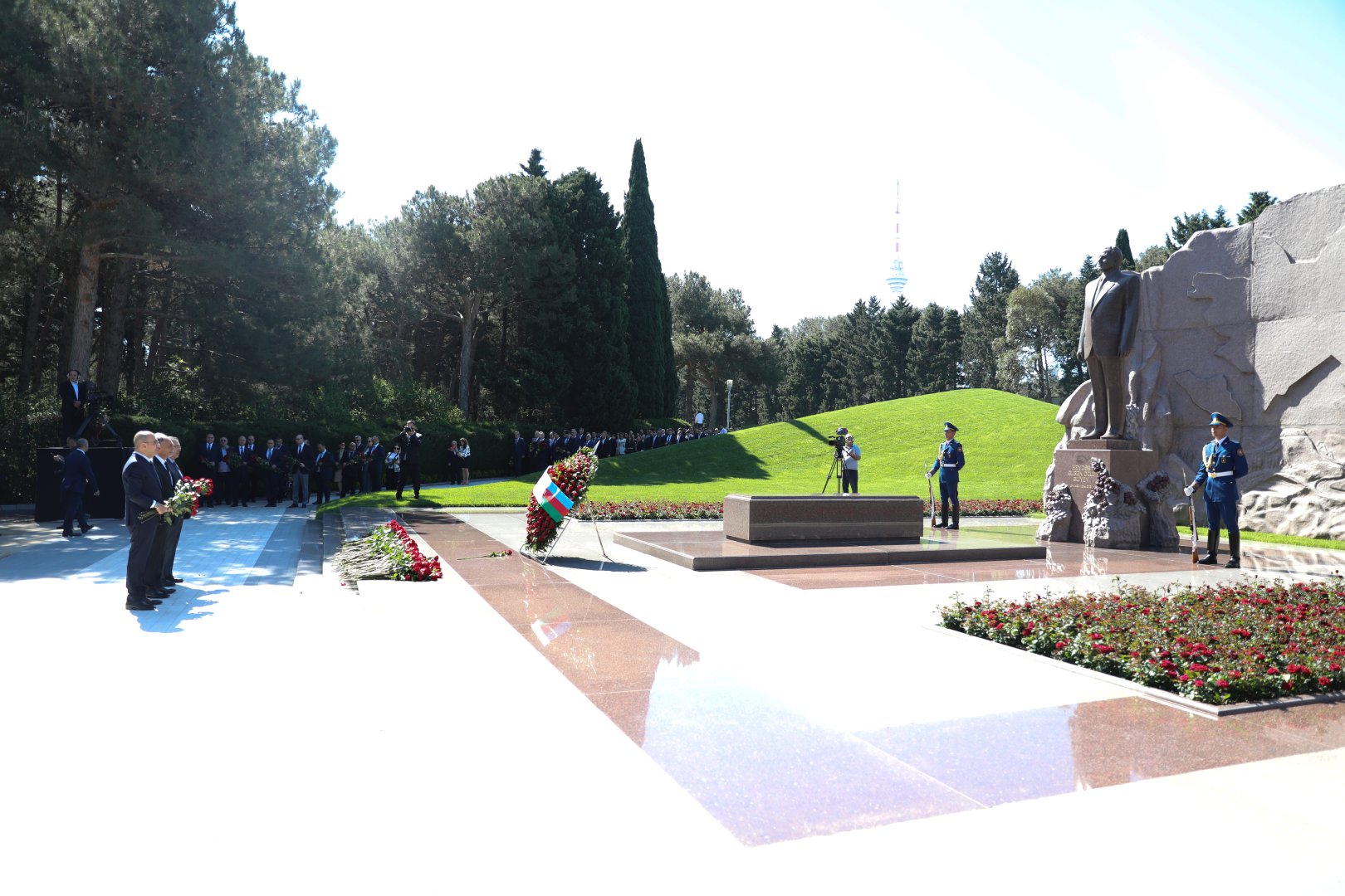 Səhiyyə Nazirliyinin rəhbərliyi və kollektivi Ulu Öndər Heydər Əliyevin əziz xatirəsini yad edib (FOTO)