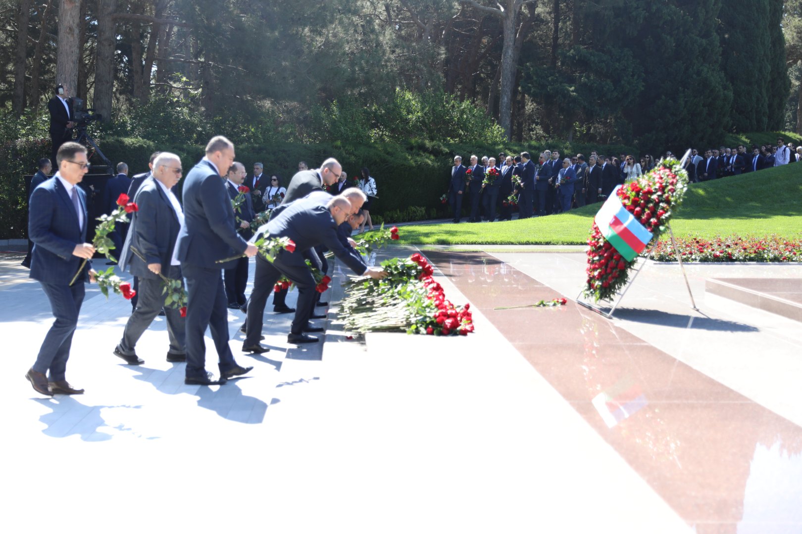 Səhiyyə Nazirliyinin rəhbərliyi və kollektivi Ulu Öndər Heydər Əliyevin əziz xatirəsini yad edib (FOTO)