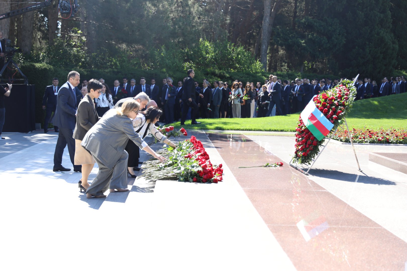 Səhiyyə Nazirliyinin rəhbərliyi və kollektivi Ulu Öndər Heydər Əliyevin əziz xatirəsini yad edib (FOTO)
