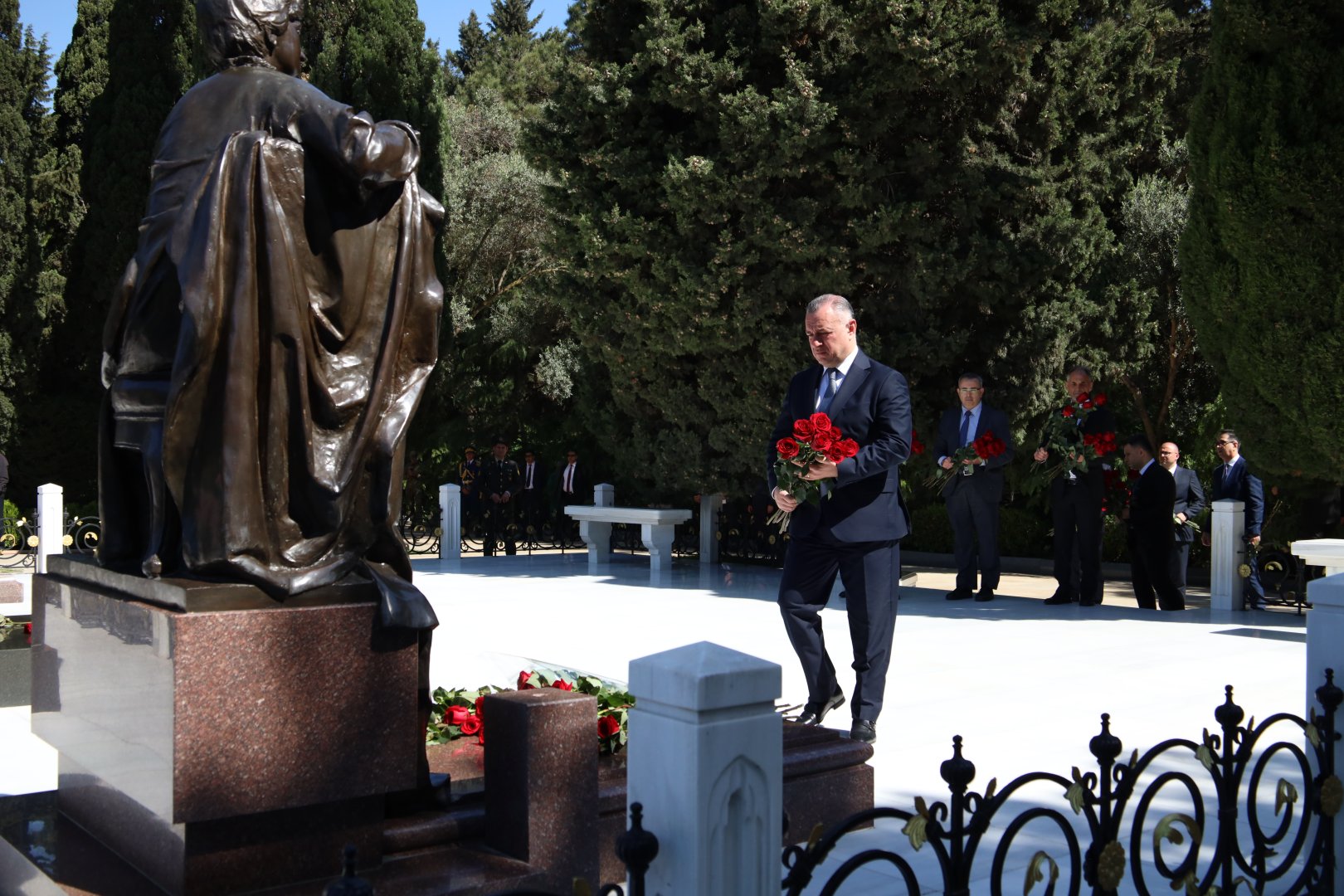 Səhiyyə Nazirliyinin rəhbərliyi və kollektivi Ulu Öndər Heydər Əliyevin əziz xatirəsini yad edib (FOTO)