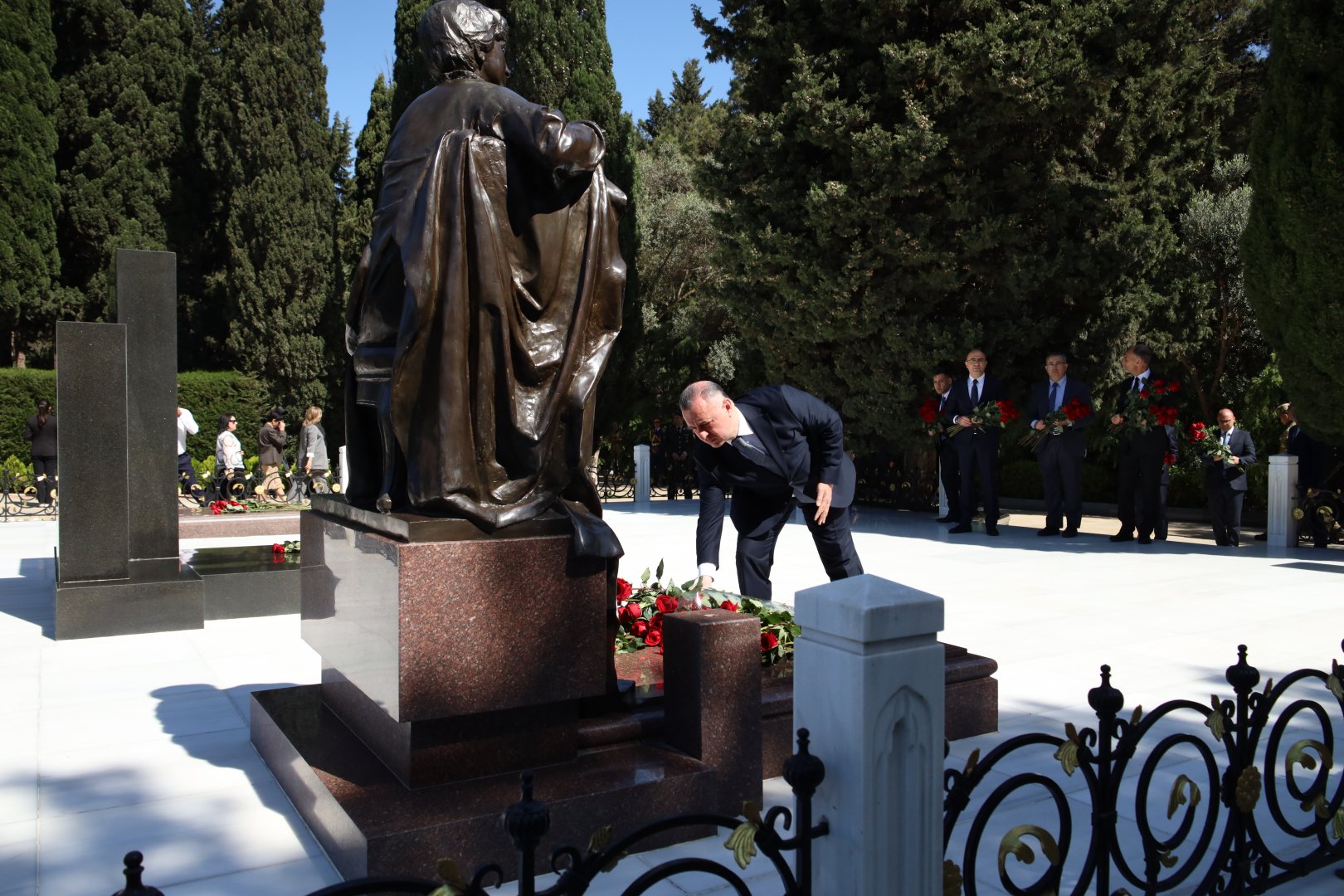 Səhiyyə Nazirliyinin rəhbərliyi və kollektivi Ulu Öndər Heydər Əliyevin əziz xatirəsini yad edib (FOTO)
