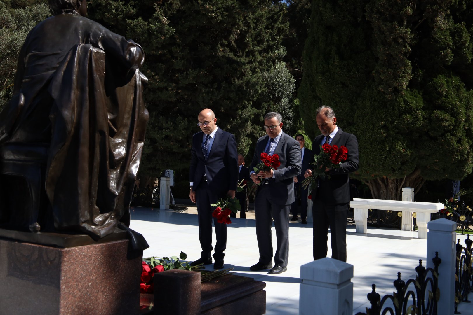 Səhiyyə Nazirliyinin rəhbərliyi və kollektivi Ulu Öndər Heydər Əliyevin əziz xatirəsini yad edib (FOTO)