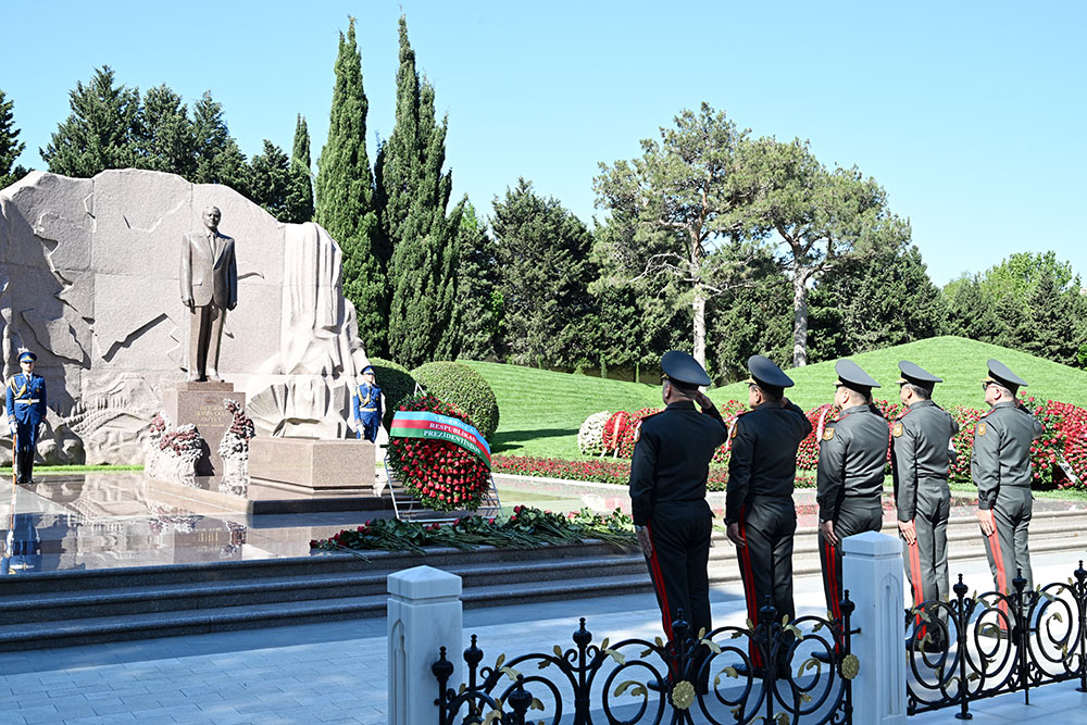 Müdafiə Nazirliyinin rəhbər heyəti Fəxri xiyabanı ziyarət edib (FOTO)