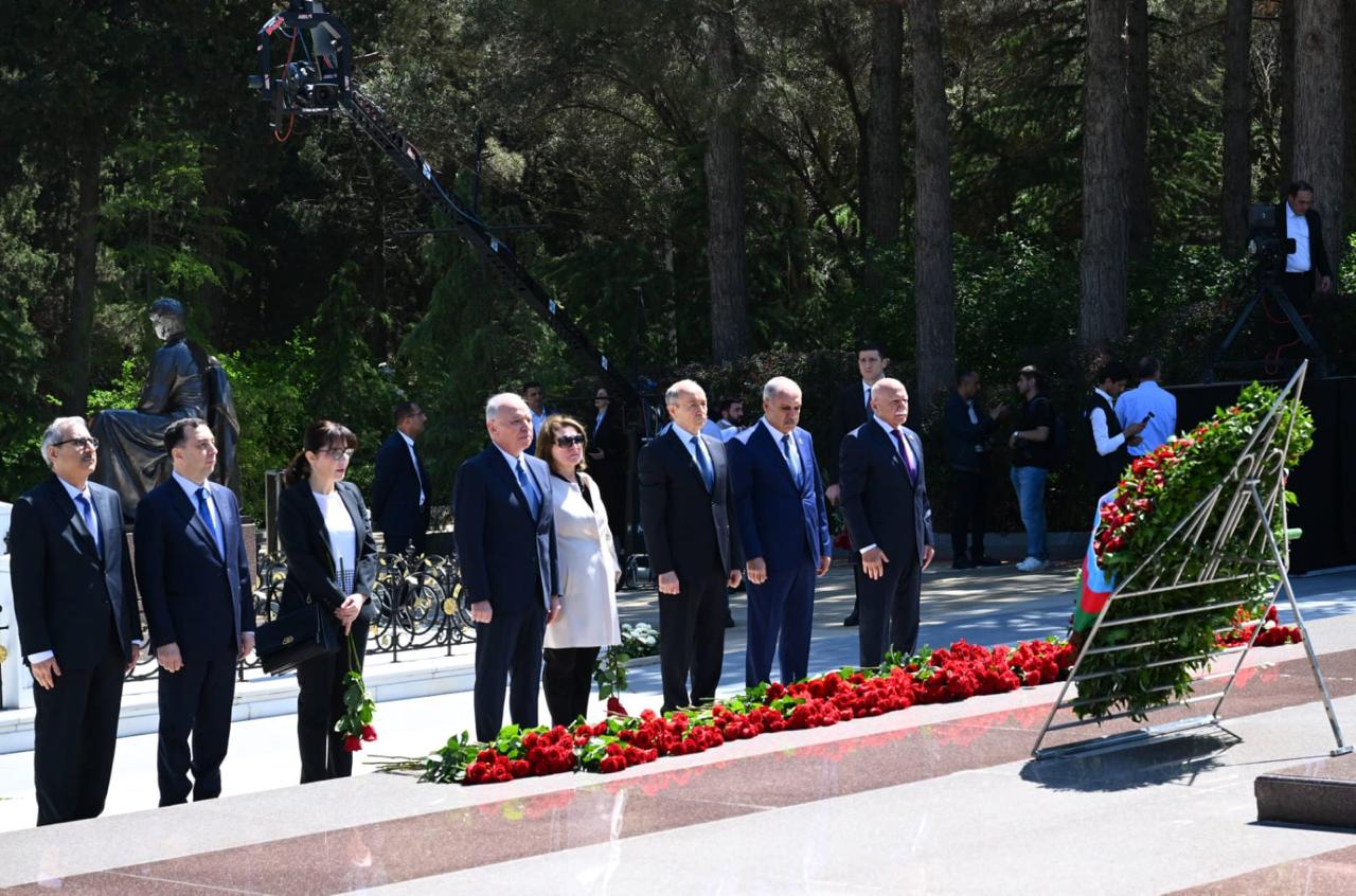 Konstitusiya Məhkəməsinin kollektivi Fəxri xiyabanda Ulu Öndərin məzarını ziyarət edib
