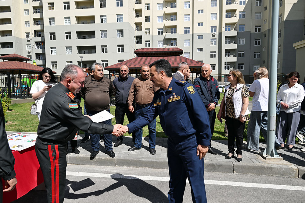 Hərbi qulluqçulara mənzillər verilib (FOTO)