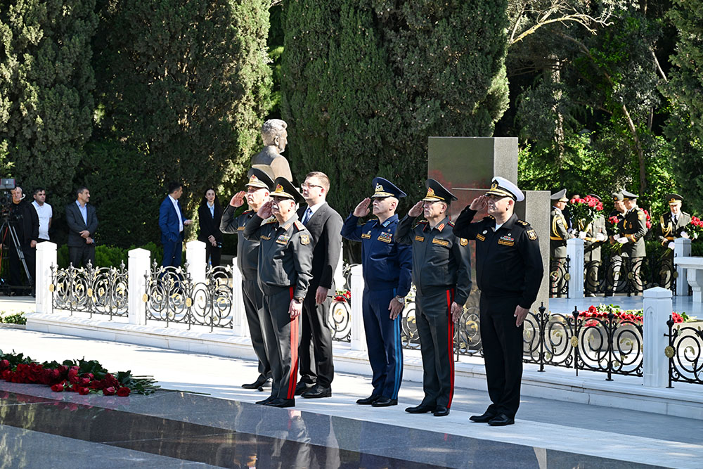 Müdafiə Nazirliyinin rəhbər heyəti Fəxri xiyabanı ziyarət edib (FOTO)