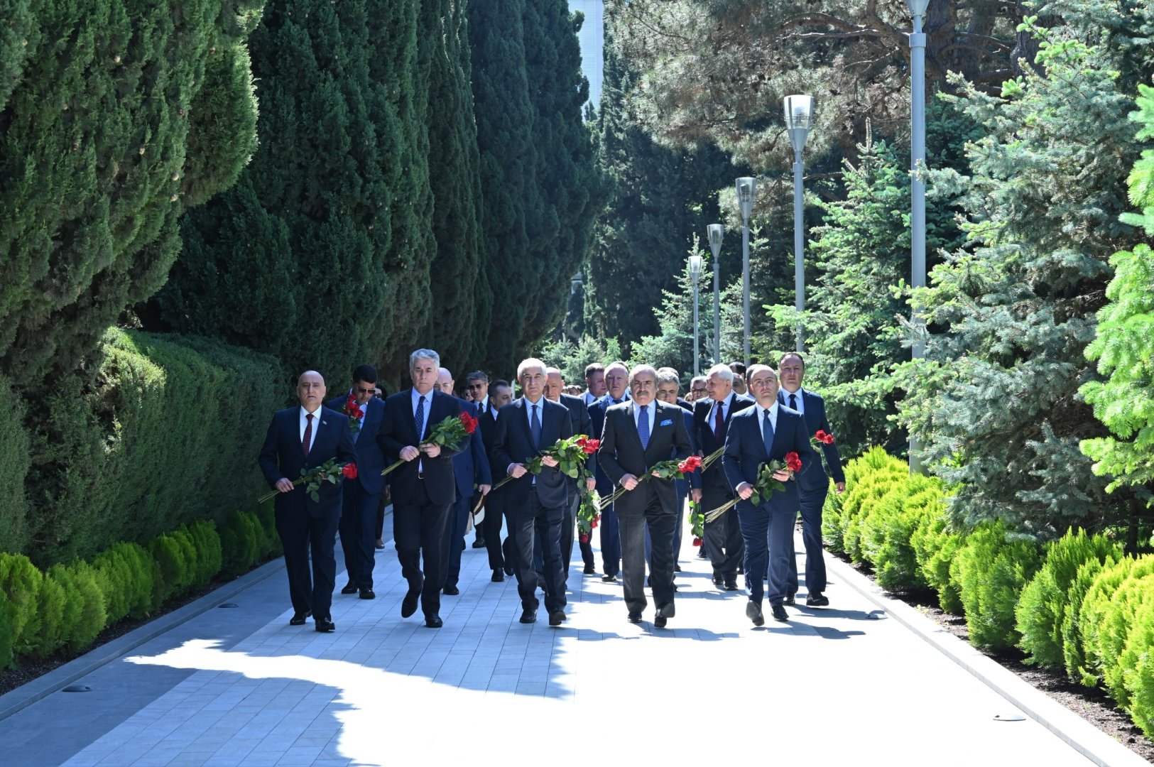 Milli Məclisin kollektivi Fəxri xiyabanda Ulu Öndər Heydər Əliyevin məzarını ziyarət edib (FOTO)