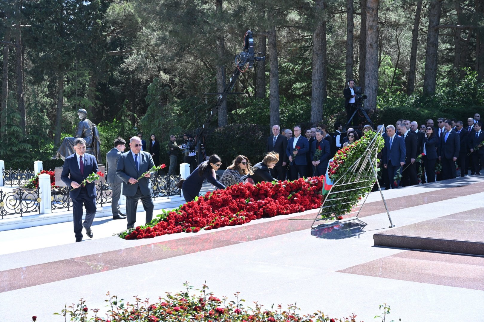 Milli Məclisin kollektivi Fəxri xiyabanda Ulu Öndər Heydər Əliyevin məzarını ziyarət edib (FOTO)