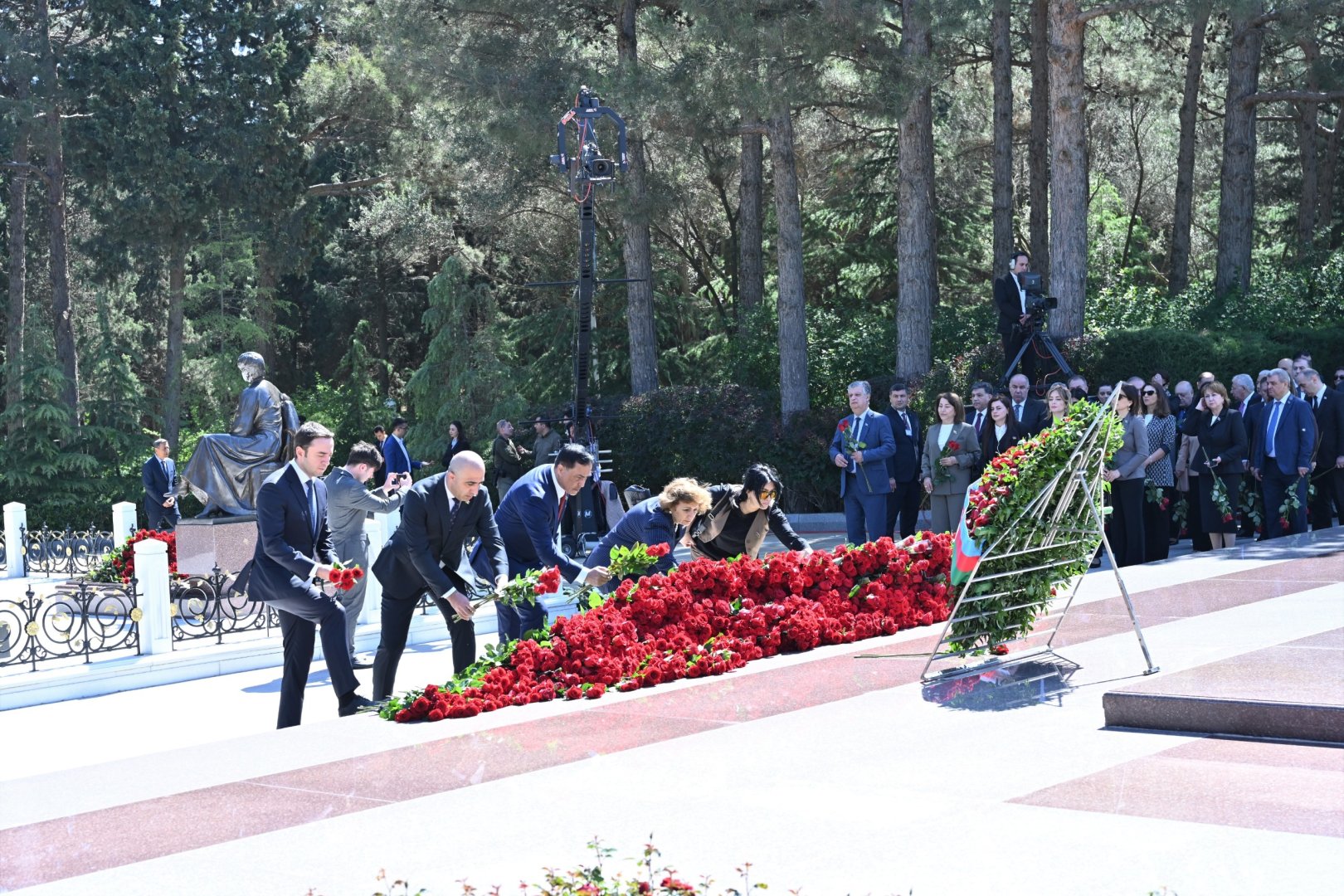 Milli Məclisin kollektivi Fəxri xiyabanda Ulu Öndər Heydər Əliyevin məzarını ziyarət edib (FOTO)
