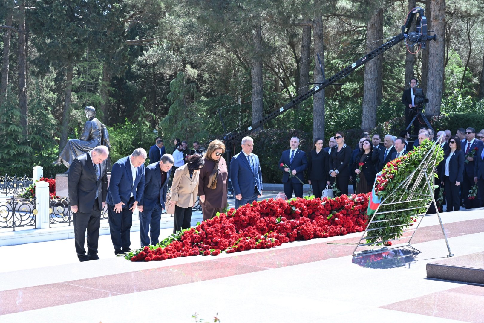 Milli Məclisin kollektivi Fəxri xiyabanda Ulu Öndər Heydər Əliyevin məzarını ziyarət edib (FOTO)