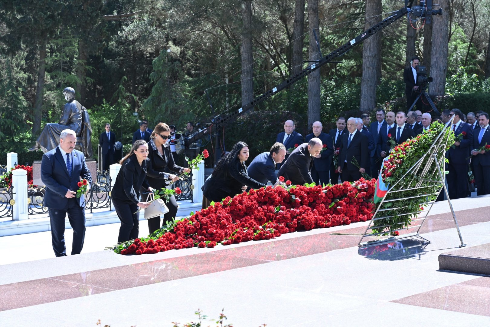 Milli Məclisin kollektivi Fəxri xiyabanda Ulu Öndər Heydər Əliyevin məzarını ziyarət edib (FOTO)