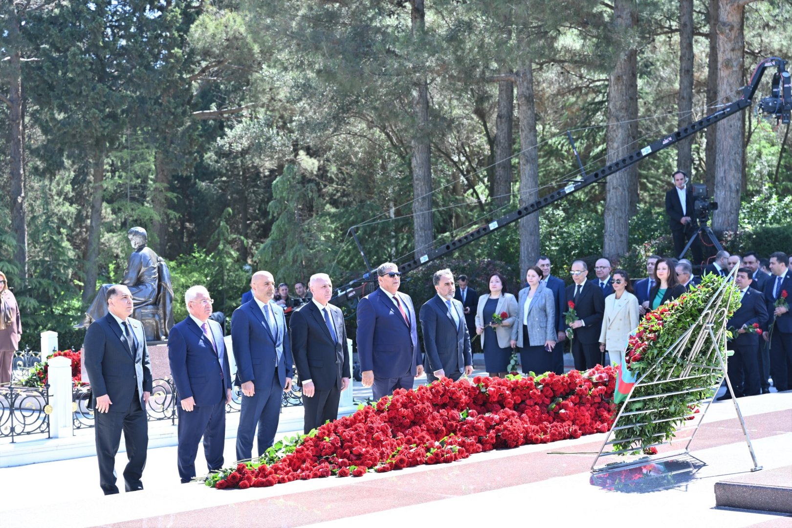 Milli Məclisin kollektivi Fəxri xiyabanda Ulu Öndər Heydər Əliyevin məzarını ziyarət edib (FOTO)