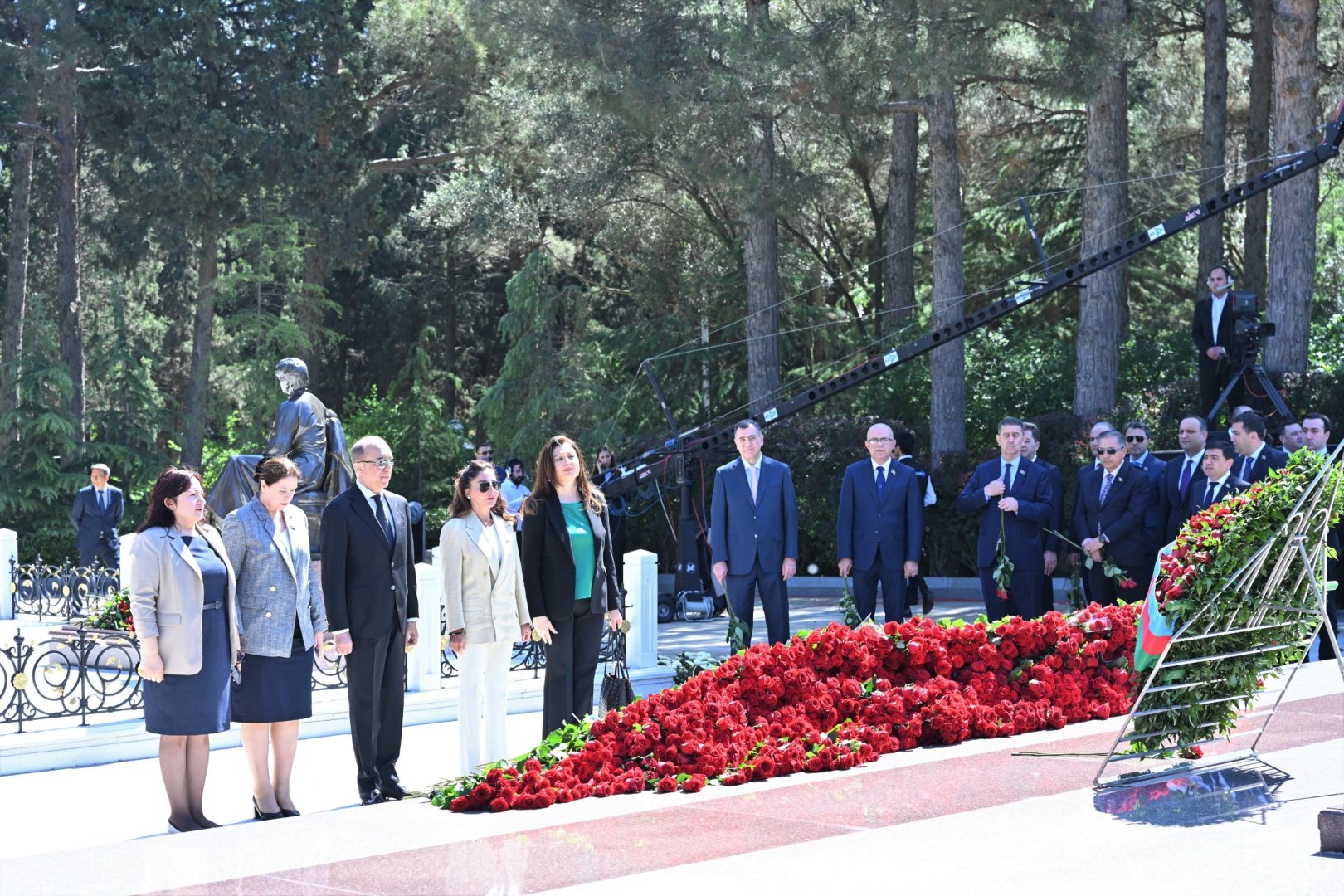 Milli Məclisin kollektivi Fəxri xiyabanda Ulu Öndər Heydər Əliyevin məzarını ziyarət edib (FOTO)
