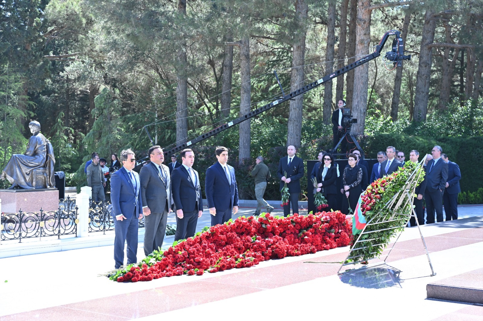 Milli Məclisin kollektivi Fəxri xiyabanda Ulu Öndər Heydər Əliyevin məzarını ziyarət edib (FOTO)