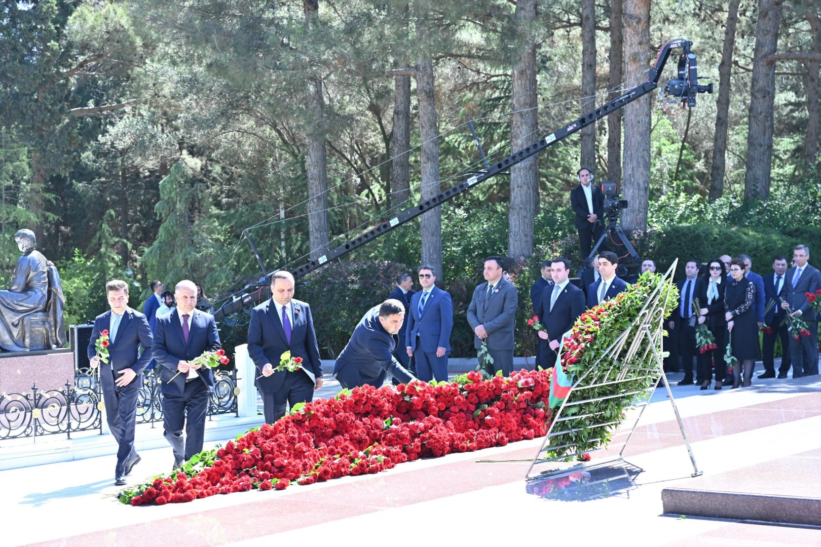 Milli Məclisin kollektivi Fəxri xiyabanda Ulu Öndər Heydər Əliyevin məzarını ziyarət edib (FOTO)