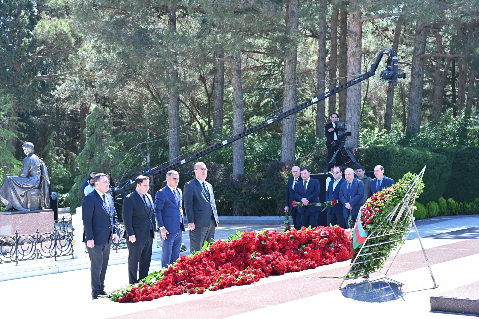 Milli Məclisin kollektivi Fəxri xiyabanda Ulu Öndər Heydər Əliyevin məzarını ziyarət edib (FOTO)