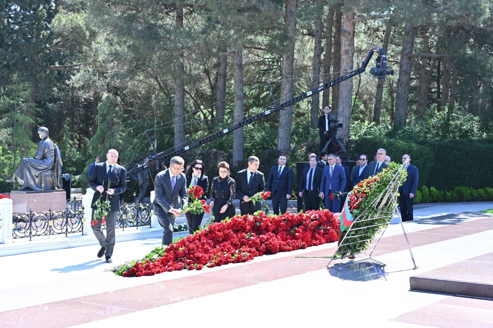 Milli Məclisin kollektivi Fəxri xiyabanda Ulu Öndər Heydər Əliyevin məzarını ziyarət edib (FOTO)