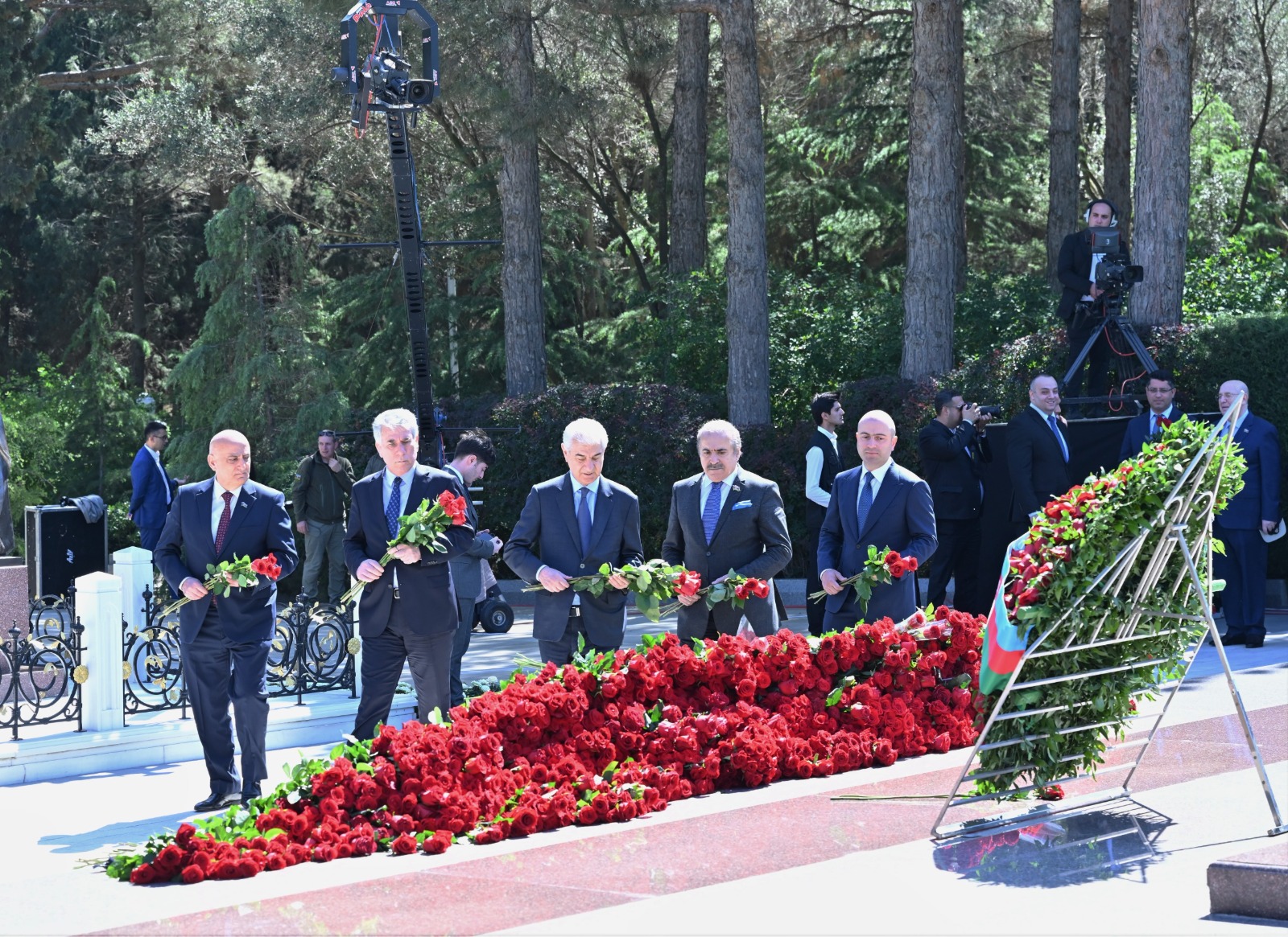 Milli Məclisin kollektivi Fəxri xiyabanda Ulu Öndər Heydər Əliyevin məzarını ziyarət edib (FOTO)