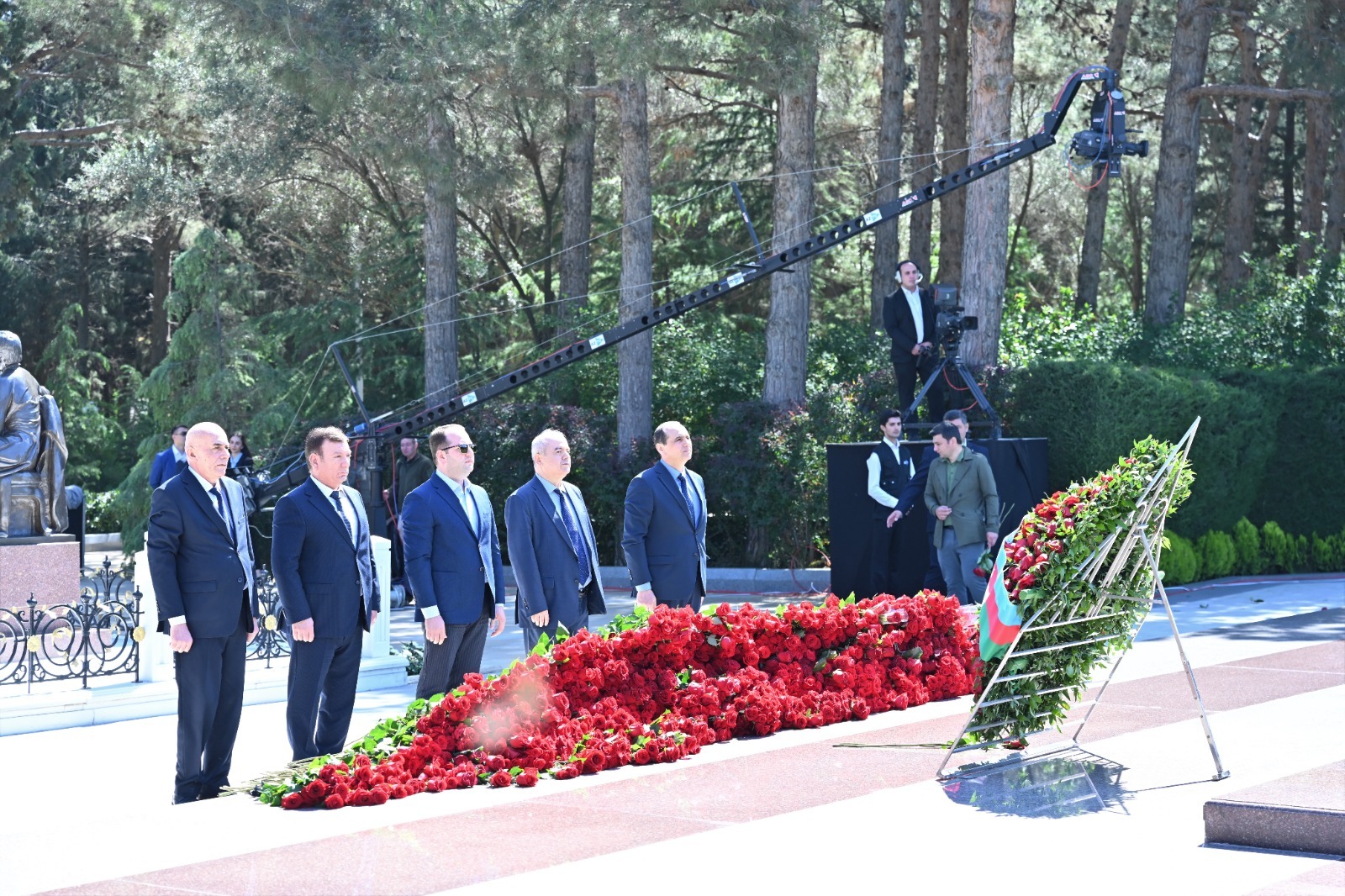 Milli Məclisin kollektivi Fəxri xiyabanda Ulu Öndər Heydər Əliyevin məzarını ziyarət edib (FOTO)