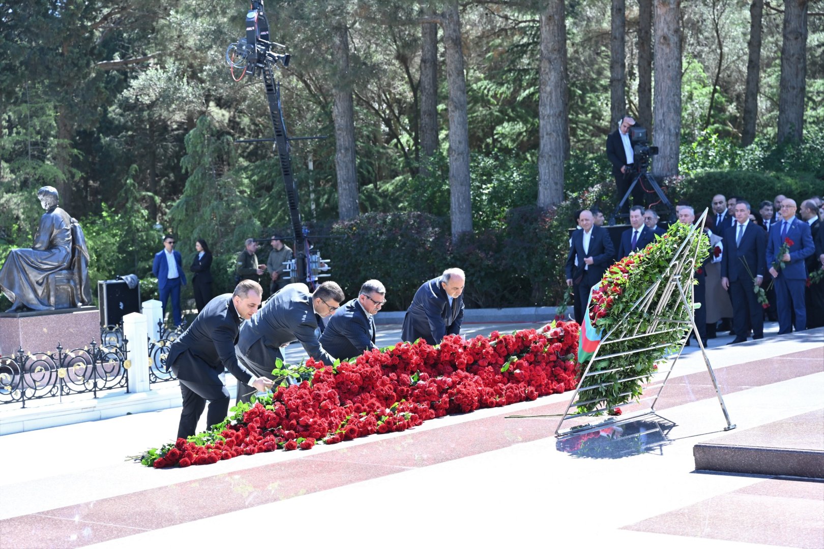 Milli Məclisin kollektivi Fəxri xiyabanda Ulu Öndər Heydər Əliyevin məzarını ziyarət edib (FOTO)