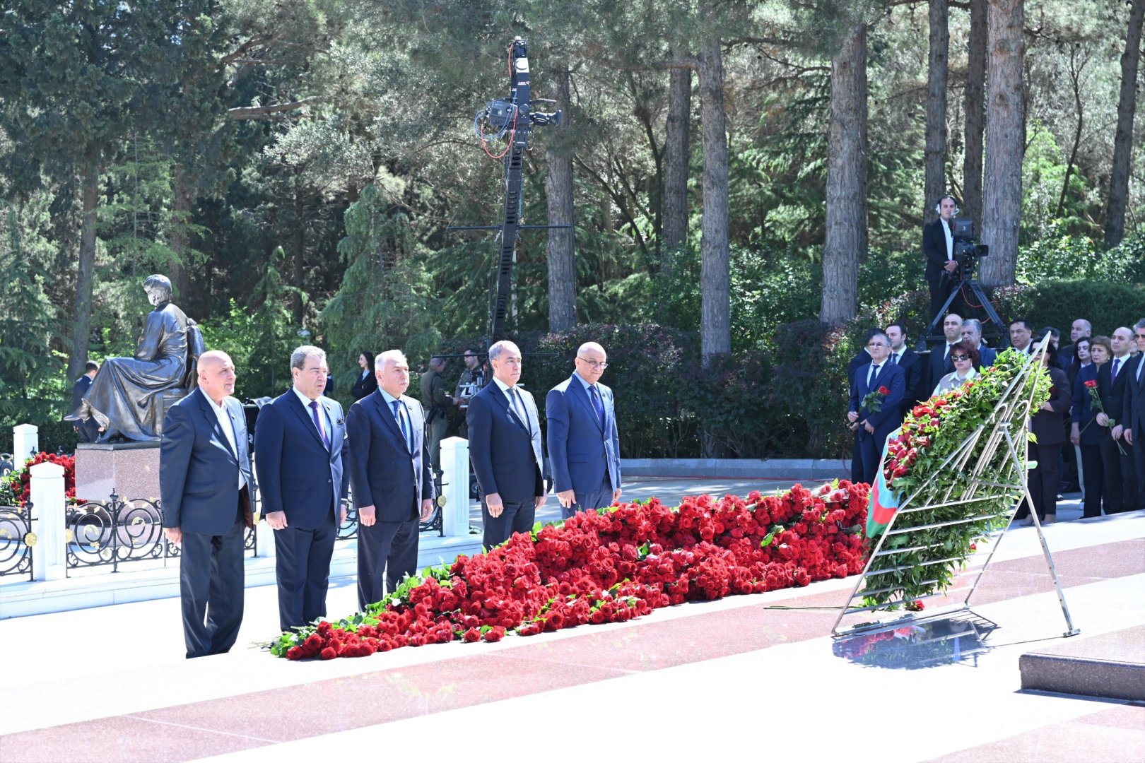 Milli Məclisin kollektivi Fəxri xiyabanda Ulu Öndər Heydər Əliyevin məzarını ziyarət edib (FOTO)