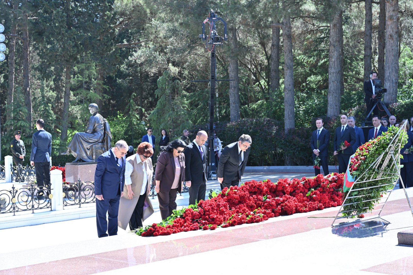 Milli Məclisin kollektivi Fəxri xiyabanda Ulu Öndər Heydər Əliyevin məzarını ziyarət edib (FOTO)