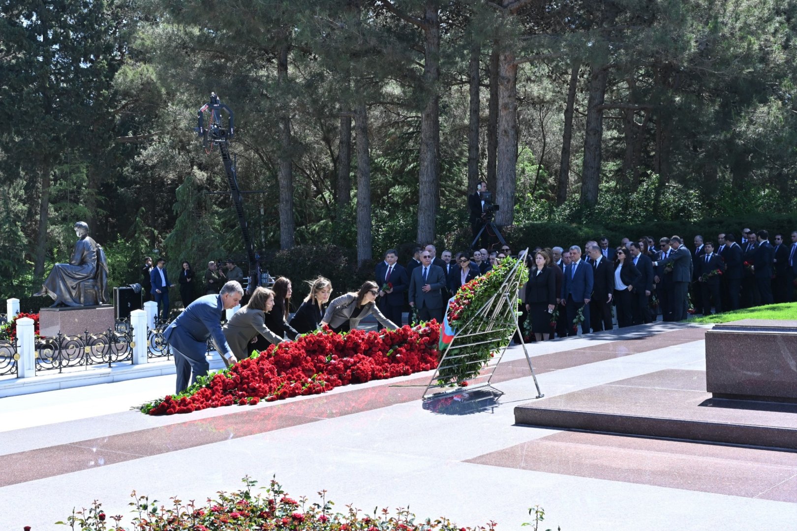 Milli Məclisin kollektivi Fəxri xiyabanda Ulu Öndər Heydər Əliyevin məzarını ziyarət edib (FOTO)