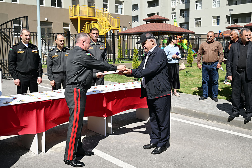 Hərbi qulluqçulara mənzillər verilib (FOTO)