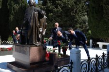 Səhiyyə Nazirliyinin rəhbərliyi və kollektivi Ulu Öndər Heydər Əliyevin əziz xatirəsini yad edib (FOTO)