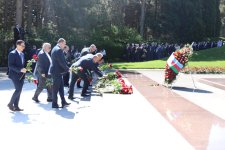 Səhiyyə Nazirliyinin rəhbərliyi və kollektivi Ulu Öndər Heydər Əliyevin əziz xatirəsini yad edib (FOTO)