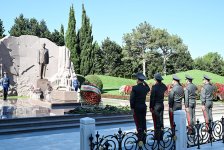 Müdafiə Nazirliyinin rəhbər heyəti Fəxri xiyabanı ziyarət edib (FOTO)