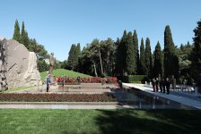 Müdafiə Nazirliyinin rəhbər heyəti Fəxri xiyabanı ziyarət edib (FOTO)