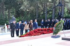 Milli Məclisin kollektivi Fəxri xiyabanda Ulu Öndər Heydər Əliyevin məzarını ziyarət edib (FOTO)