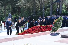 Milli Məclisin kollektivi Fəxri xiyabanda Ulu Öndər Heydər Əliyevin məzarını ziyarət edib (FOTO)