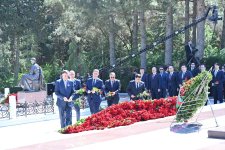 Milli Məclisin kollektivi Fəxri xiyabanda Ulu Öndər Heydər Əliyevin məzarını ziyarət edib (FOTO)