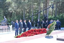 Milli Məclisin kollektivi Fəxri xiyabanda Ulu Öndər Heydər Əliyevin məzarını ziyarət edib (FOTO)