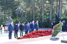 Milli Məclisin kollektivi Fəxri xiyabanda Ulu Öndər Heydər Əliyevin məzarını ziyarət edib (FOTO)