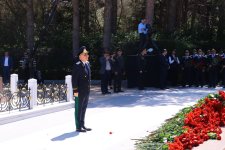 Prokurorluq əməkdaşları Fəxri Xiyabanı ziyarət edib (FOTO)