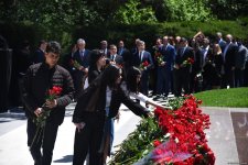 Azərbaycan xalqı Ulu Öndər Heydər Əliyevin məzarını ziyarət edir (FOTO)