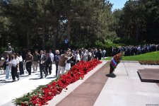 Azərbaycan xalqı Ulu Öndər Heydər Əliyevin məzarını ziyarət edir (FOTO)