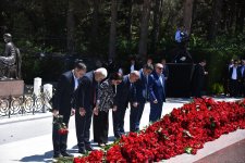 Azərbaycan xalqı Ulu Öndər Heydər Əliyevin məzarını ziyarət edir (FOTO)