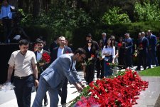 Azərbaycan xalqı Ulu Öndər Heydər Əliyevin məzarını ziyarət edir (FOTO)
