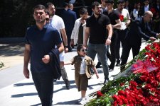 Azərbaycan xalqı Ulu Öndər Heydər Əliyevin məzarını ziyarət edir (FOTO)