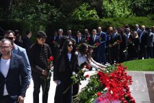 Azərbaycan xalqı Ulu Öndər Heydər Əliyevin məzarını ziyarət edir (FOTO)